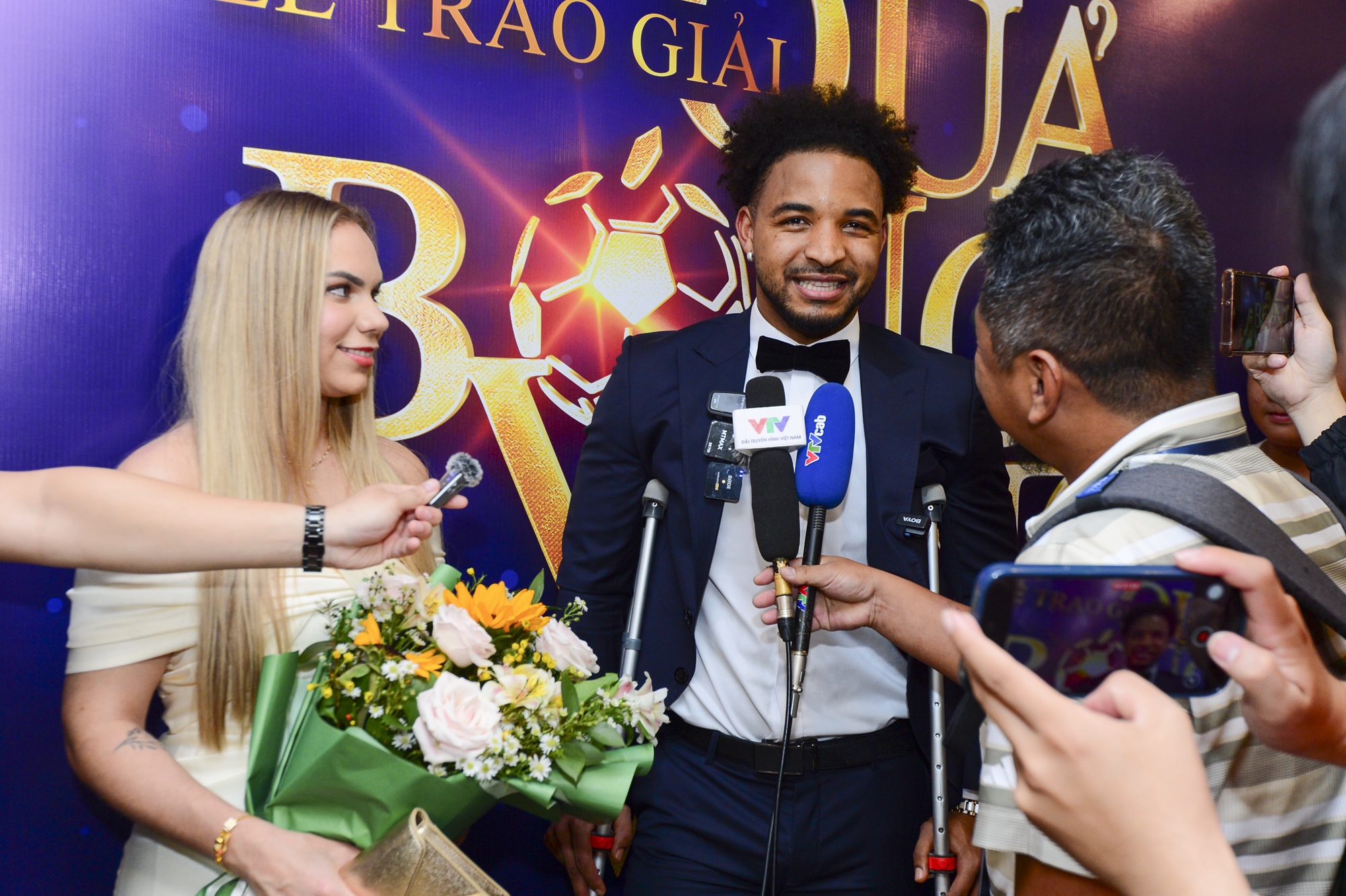 Injured Nguyen Xuan Son wins 2024 Vietnam Golden Ball Best Foreign Player award on crutches