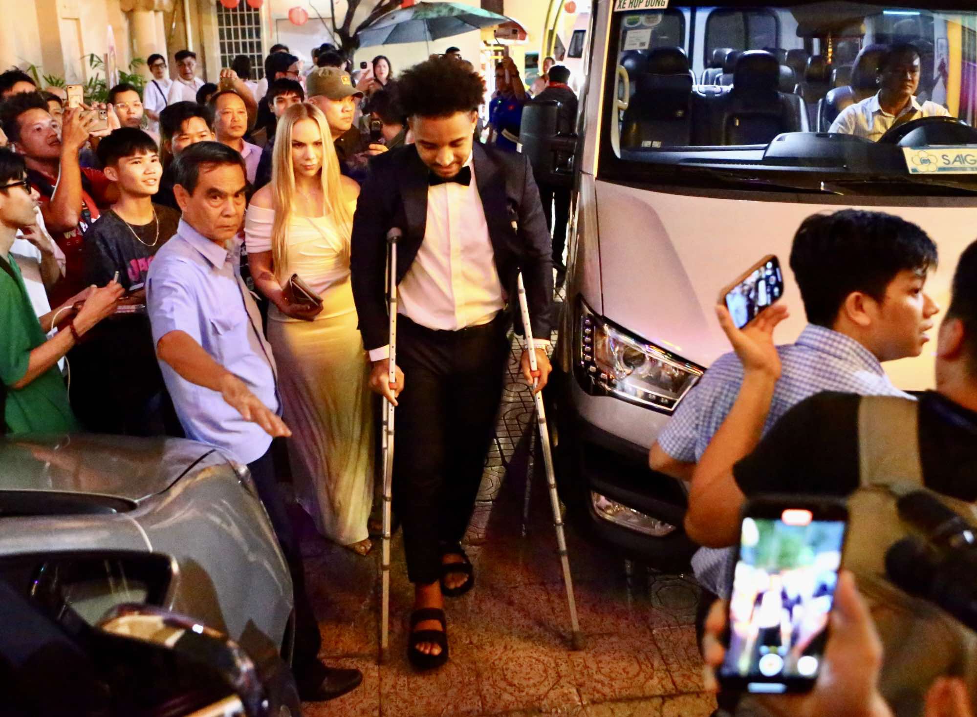 Striker Nguyen Xuan Son uses crutches to attend the 2024 Vietnam Golden Ball Gala in Ho Chi Minh City, February 26, 2025. Photo: Anh Khoa / Tuoi Tre