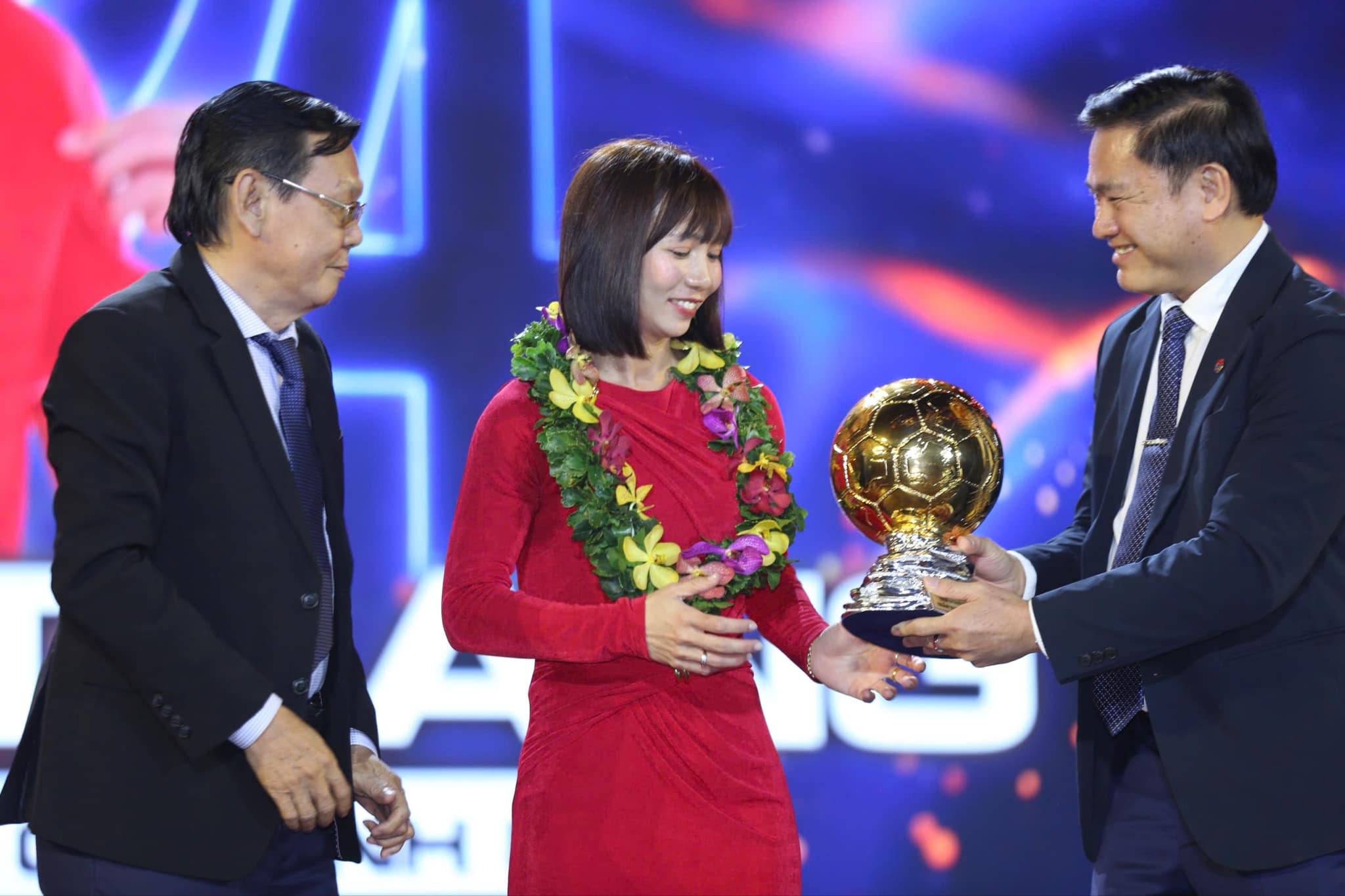 Midfielder Tran Thi Thuy Trang (C) wins the 2024 Vietnam Golden Ball Award at a ceremony held in Ho Chi Minh City, February 26, 2025. Photo: Anh Khoa / Tuoi Tre