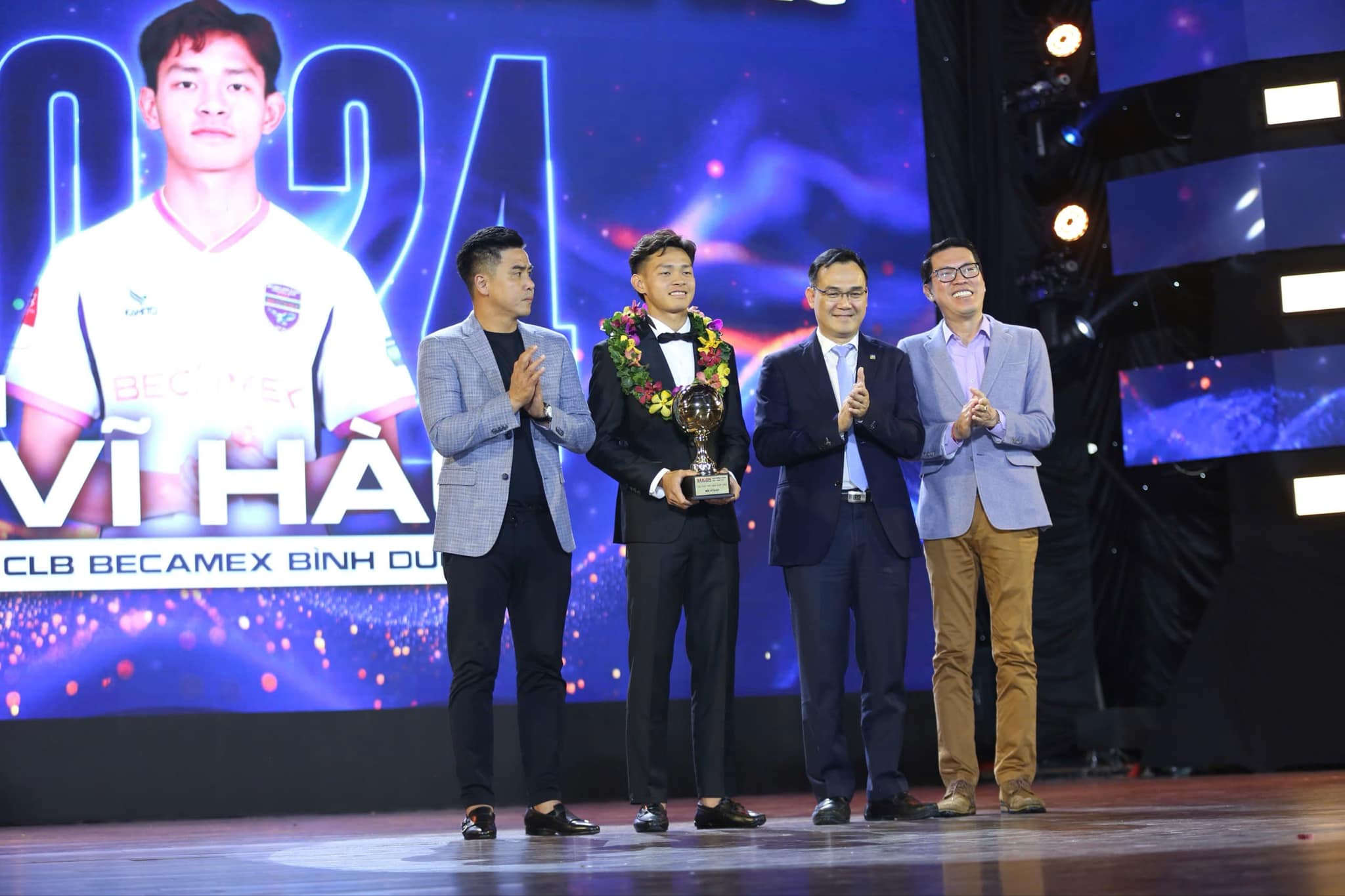 Bui Vi Hao (L, 2nd) wins the 2024 Best Young Male Player award at a ceremony held in Ho Chi Minh City, February 26, 2025. Photo: Anh Khoa / Tuoi Tre