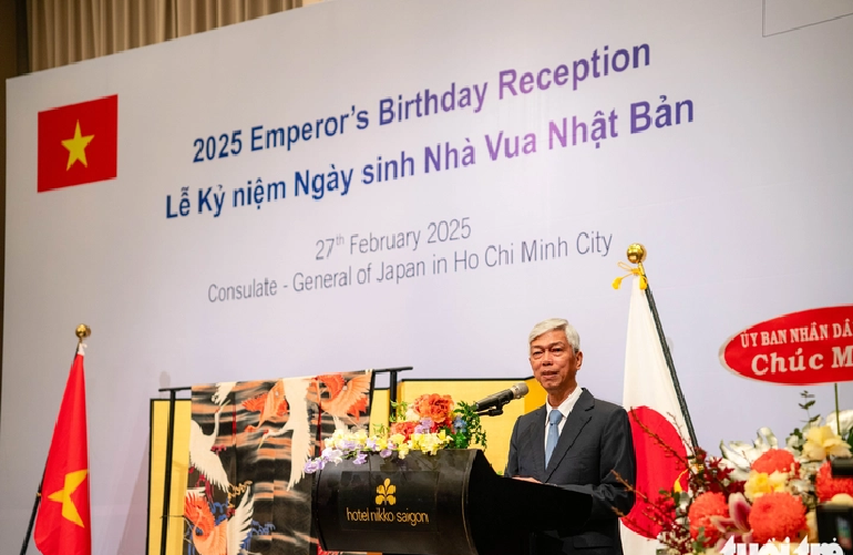 Vice-chairman of the Ho Chi Minh City People's Committee Vo Van Hoan speaks at the ceremony to celebrate Emperor Naruhito's 65th birthday in Ho Chi Minh City, February 27, 2025. Photo: Ngoc Duc / Tuoi Tre