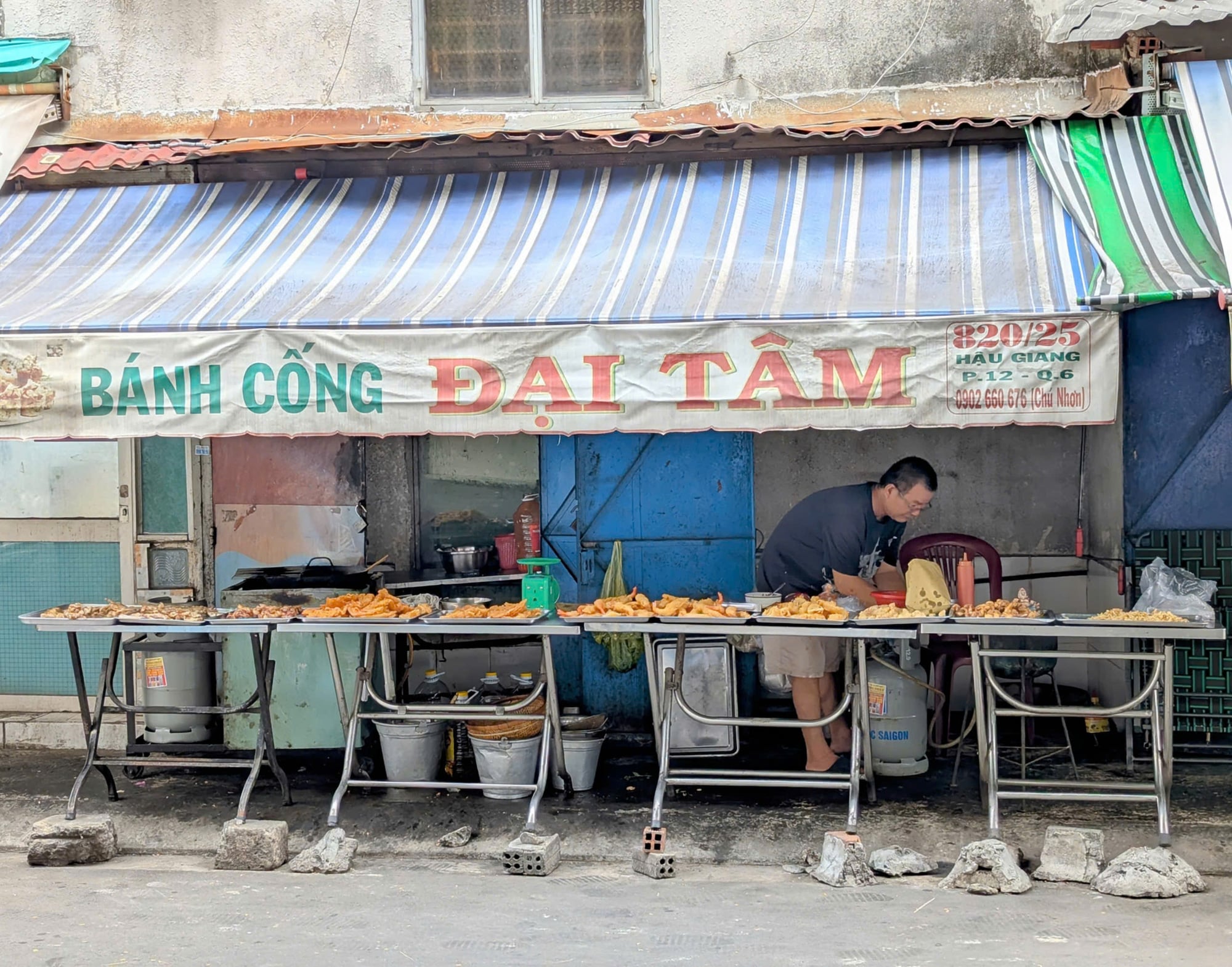 Bánh Cống Đại Tâm is located at 820/25 Hau Giang Street, Ward 12, District 6, Ho Chi Minh City. Photo: Thuong Khai / Tuoi Tre