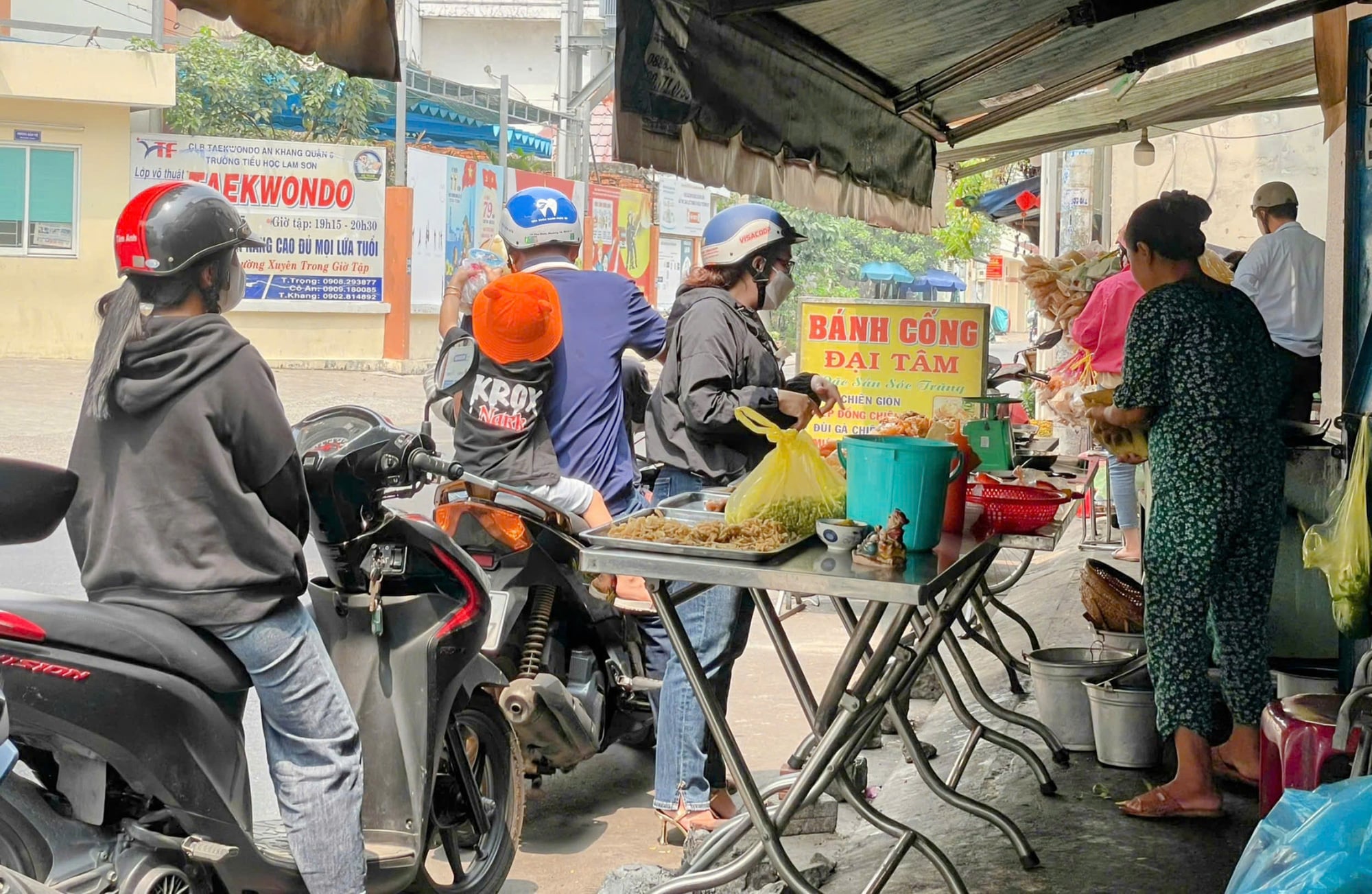 Customers are waiting for their orders at Bánh Cống Đại Tâm eatery. Photo: Thuong Khai / Tuoi Tre