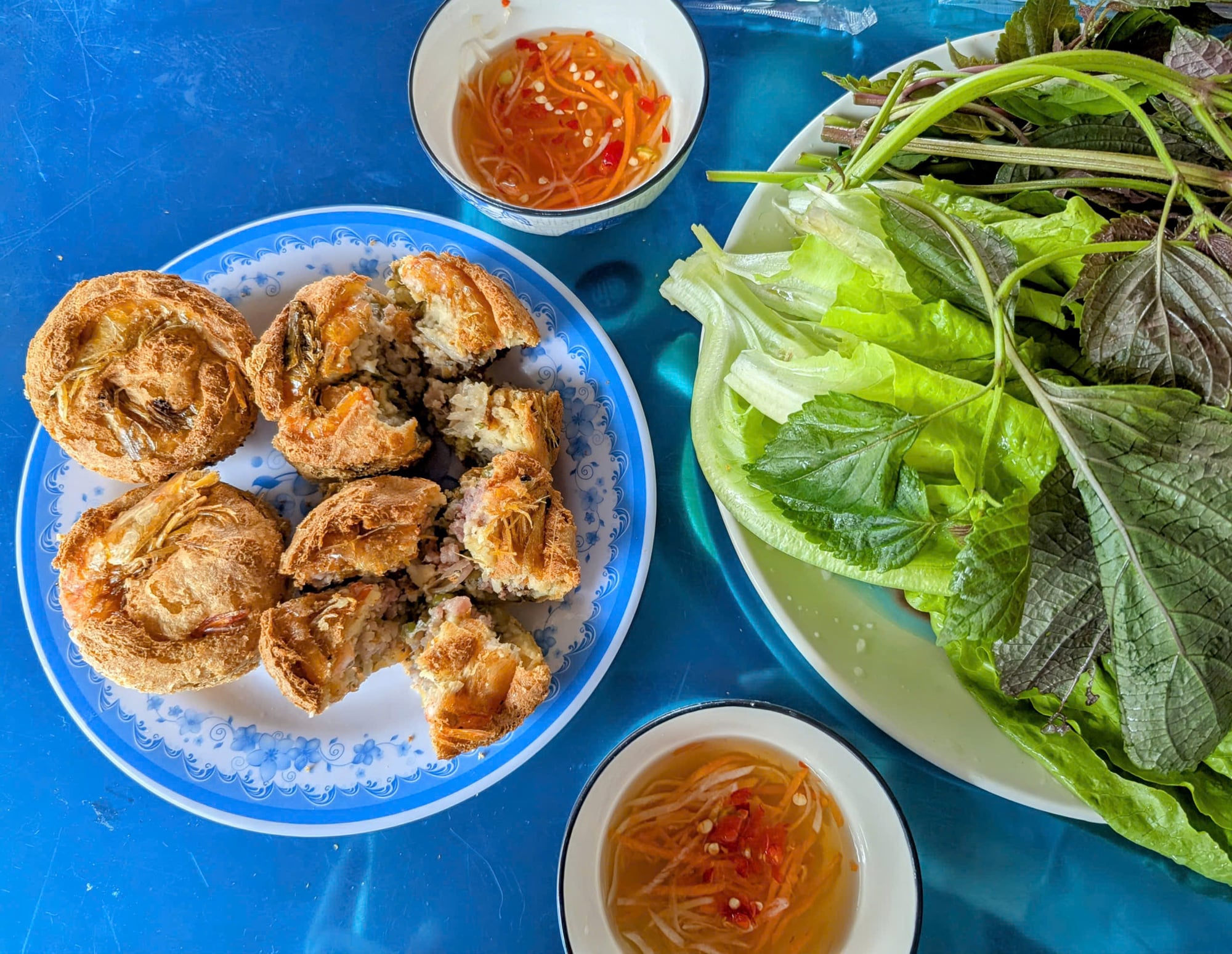 A 'bánh cống' is cut into four pieces for easy consumption. Photo: Thuong Khai / Tuoi Tre