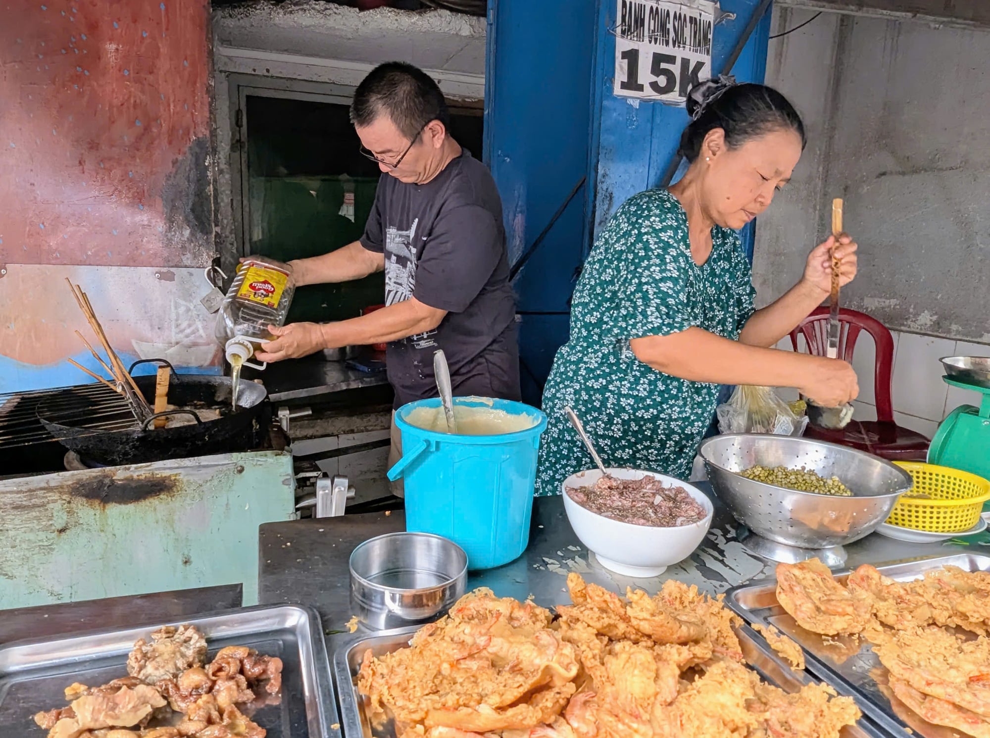 Tam (right) and her husband make bánh cống at Bánh Cống Đại Tâm eatery. Photo: Thuong Khai / Tuoi Tre