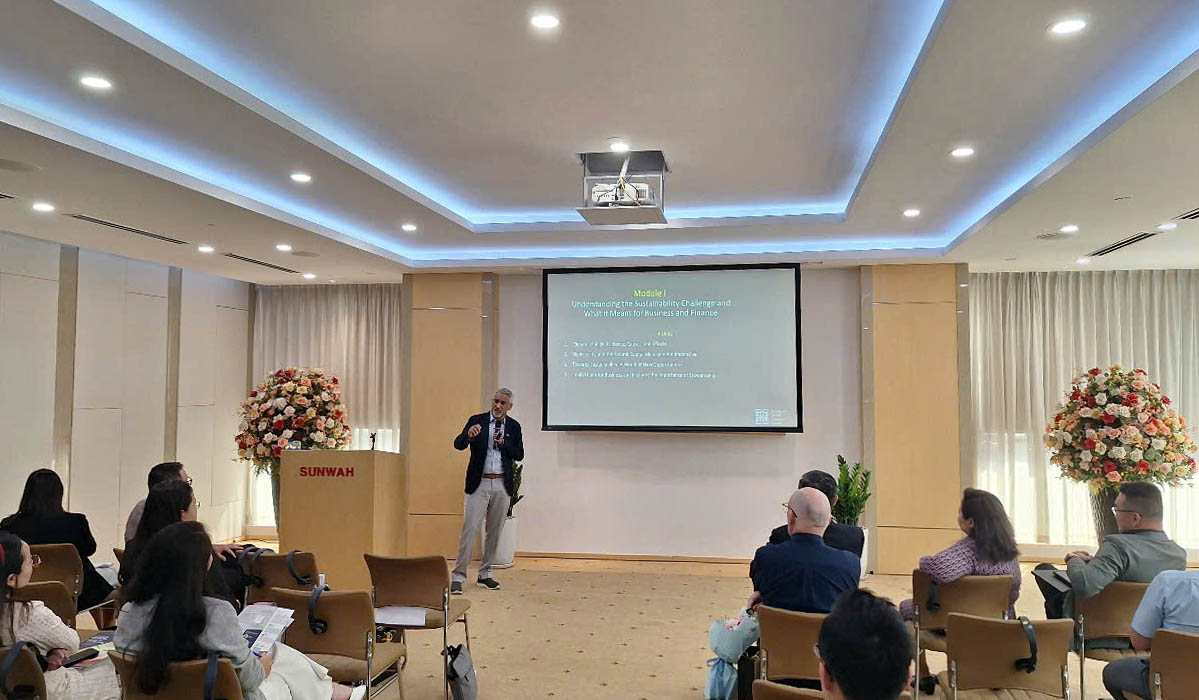 Rajiv Lall, senior research fellow at Singapore Management University, speaks at the launch of an online sustainable development and finance training program in Vietnam, February 28, 2025. Photo: Trong Nhan / Tuoi Tre