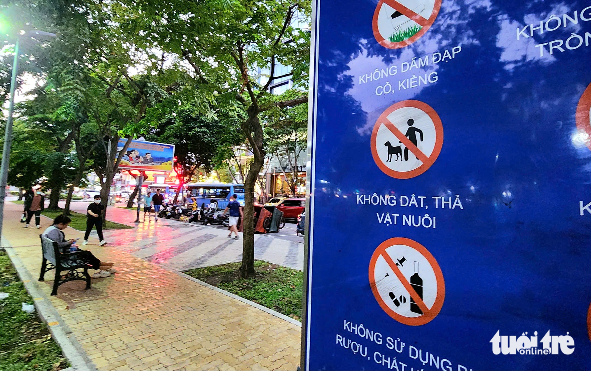 The park regulations sign at 23/9 Park reads that pets are not allowed to be walked or unleashed. Photo: Ngoc Khai / Tuoi Tre