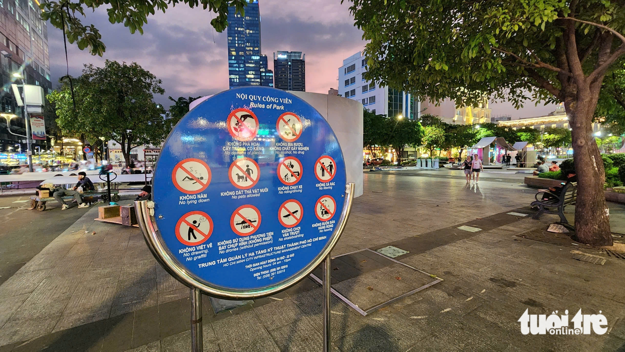 The park regulations at Nguyen Hue Pedestrian Street in District 1, Ho Chi Minh City state that pets are not allowed to be walked or unleashed. Photo: Ngoc Khai / Tuoi Tre