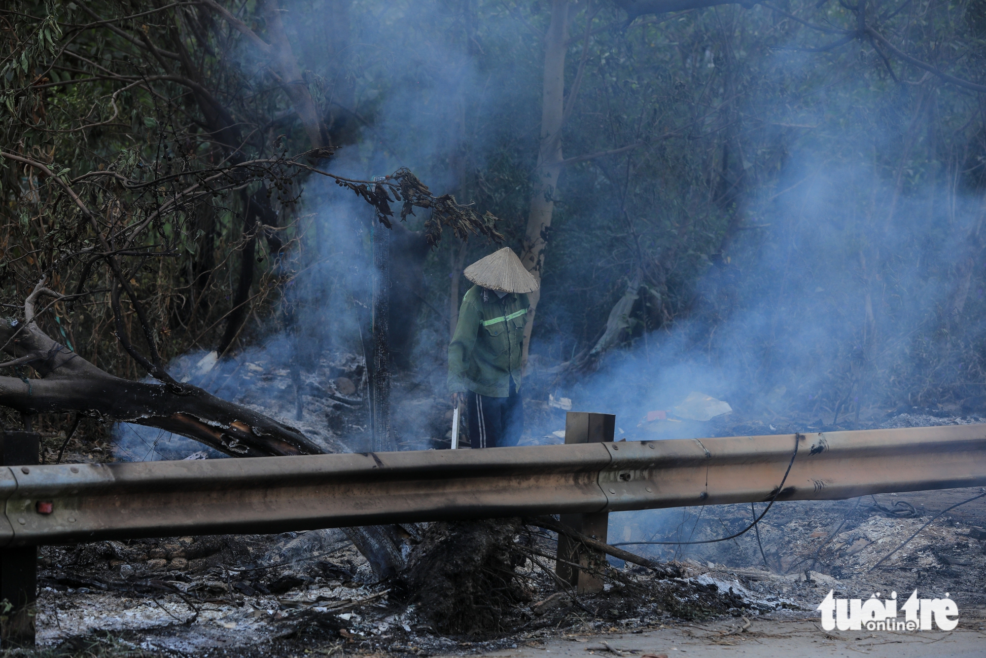 Waste burning and road dust are among the sources of air pollution in Hanoi. Photo: Quang The / Tuoi Tre