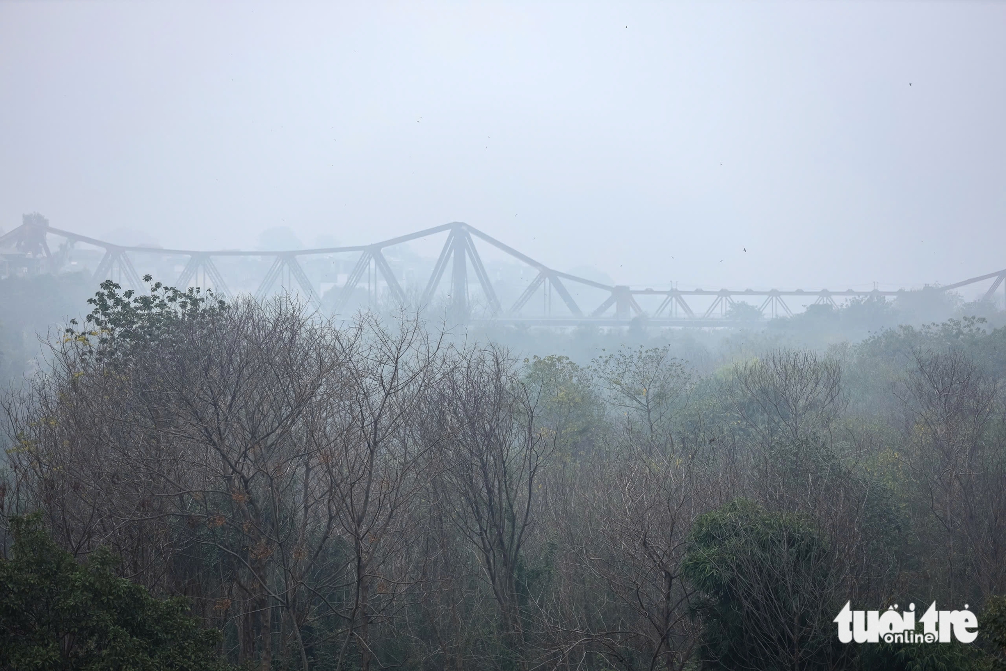 An area near the Long Bien Bridge in Hanoi on a humid and damp day. Photo: Danh Khang / Tuoi Tre