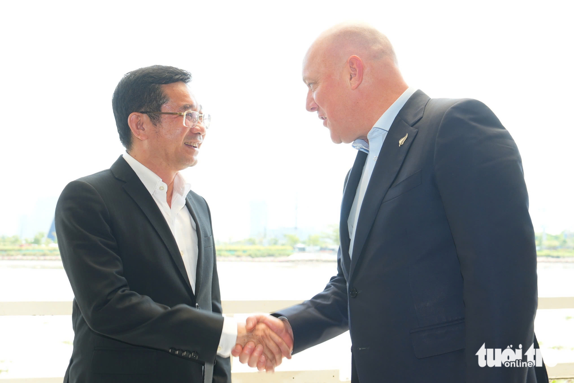 Duong Ngoc Hai (L), vice-chairman of the Ho Chi Minh City People’s Committee, shakes hands with New Zealand Prime Minister Christopher Luxon during their morning coffee discussion at Bach Dang Wharf in downtown Ho Chi Minh City, February 28, 2025. Photo: Huu Hanh / Tuoi Tre