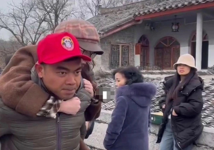 Heartwarming rescue: Vietnamese tourist in China carries ailing Chinese girl to safety