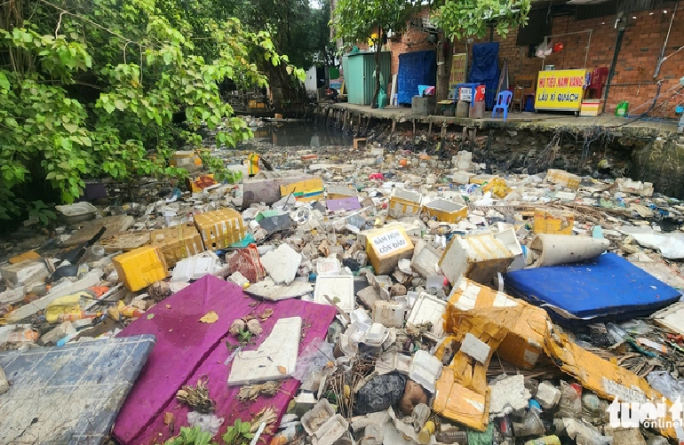 Young volunteers collect over 10 metric tons of garbage from Ho Chi Minh City canal in 3 hours