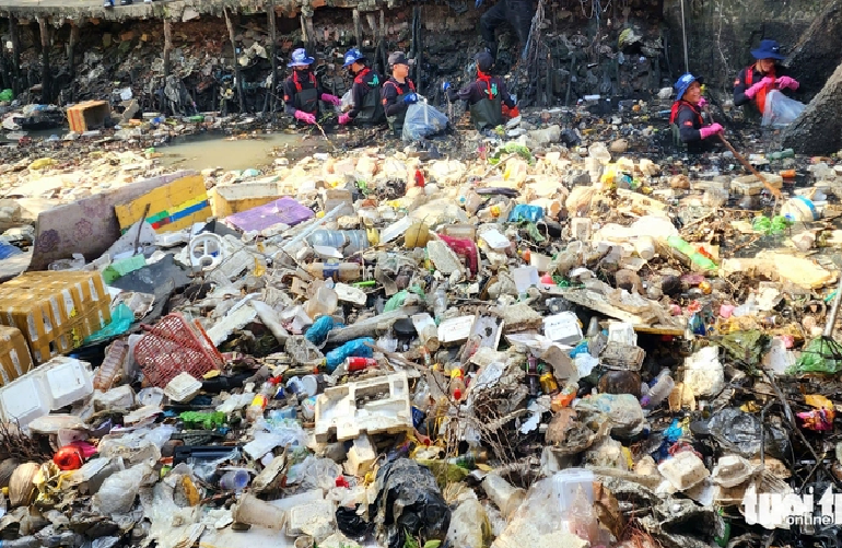 Young volunteers collect garbage from Hy Vong Canal in Tan Binh District, Ho Chi Minh City, February 1, 2025. Photo: Ngoc Khai / Tuoi Tre