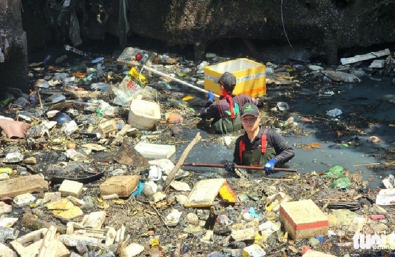 Do Phuong Nam, a volunteer participating in garbage collection from Hy Vong Canal, said there was a lot of garbage and it was difficult to bring the trash ashore. In the morning on March 1, 2025, tides were high, and volunteers had to wait until around 9:00 am for the water to recede to be able to collect trash. Photo: Ngoc Khai / Tuoi Tre