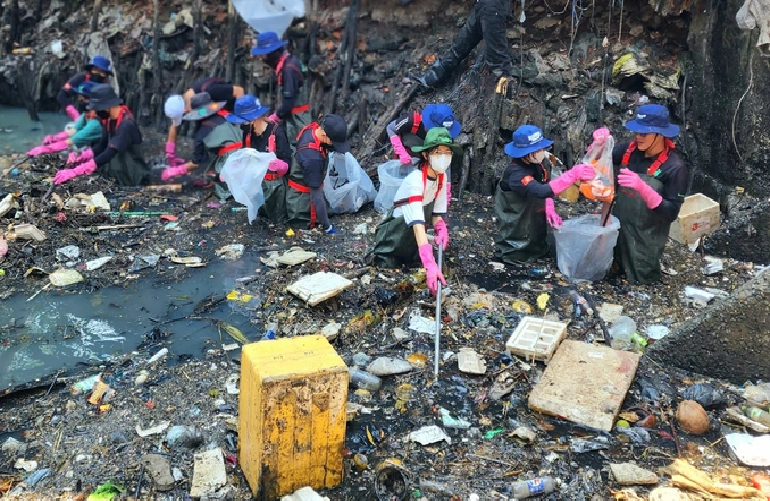 Volunteers from the Sai Gon Xanh Club collect garbage from Hy Vong Canal in Tan Binh District, Ho Chi Minh City, February 1, 2025. Photo: Ngoc Khai / Tuoi Tre