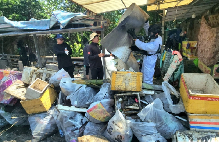 Trash collected from Hy Vong Canal in Tan Binh District, Ho Chi Minh City is brought to the shore. Photo: Ngoc Khai / Tuoi Tre