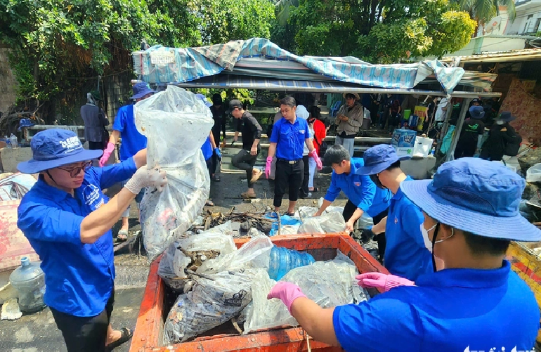 Trash is placed into bins before being taken to garbage compactor trucks. Photo: Ngoc Khai / Tuoi Tre