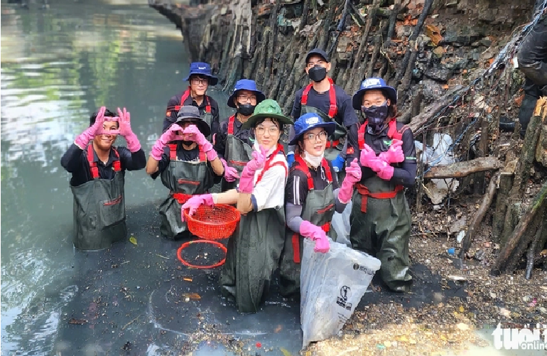 Volunteers from the Sai Gon Xanh Club on Hy Vong Canal in Tan Binh District, Ho Chi Minh City. Photo: Ngoc Khai / Tuoi Tre