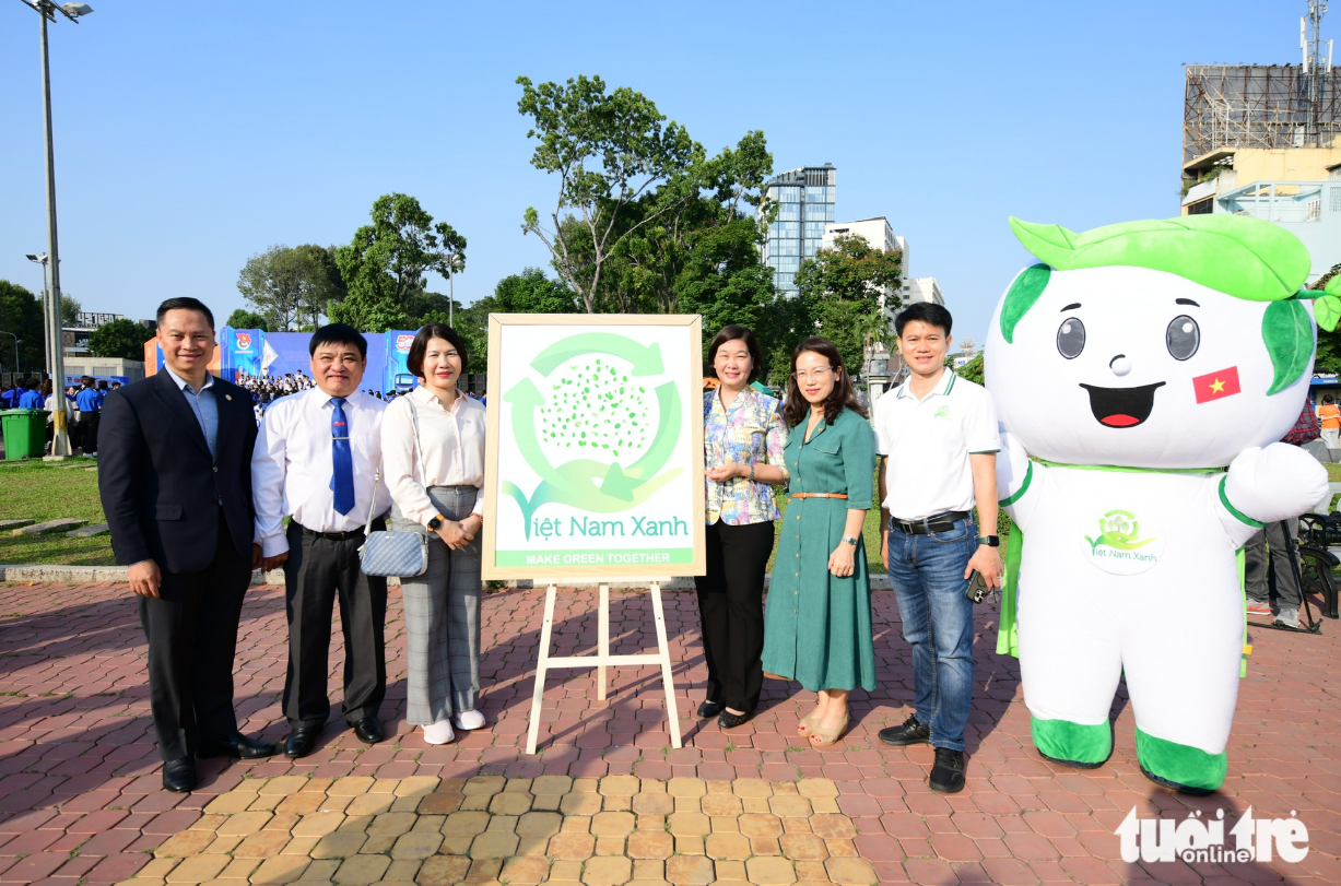 Representatives of the organizers of the Green Vietnam 2025 program pose for a photo at 23/9 Park in downtown Ho Chi Minh City. Photo: Quang Dinh / Tuoi Tre