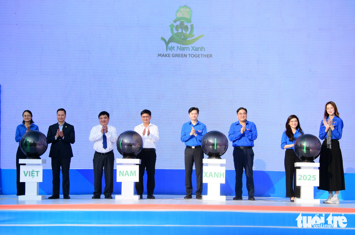 Representatives make a symbolic gesture to launch the Green Vietnam 2025 program in Ho Chi Minh City on March 1, 2025. Photo: Quang Dinh / Tuoi Tre