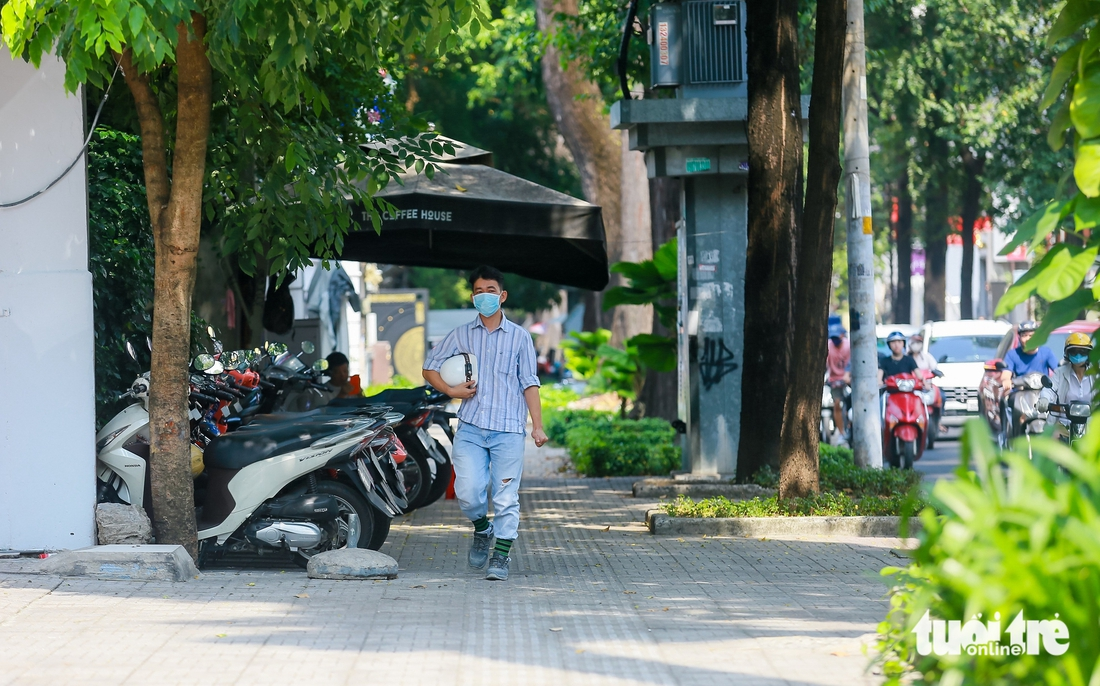 Pham Ngoc Thach Street in District 3, Ho Chi Minh City, has spacious sidewalks, with no motorbikes using them as road extensions, creating a safe pedestrian path. Photo: Chau Tuan / Tuoi Tre