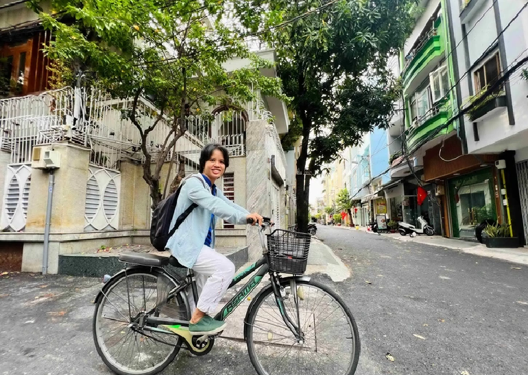 Tran Ha Thai Quyen, a 35-year-old resident in District 11, Ho Chi Minh City, cycles to work. Photo: Yen Trinh / Tuoi Tre