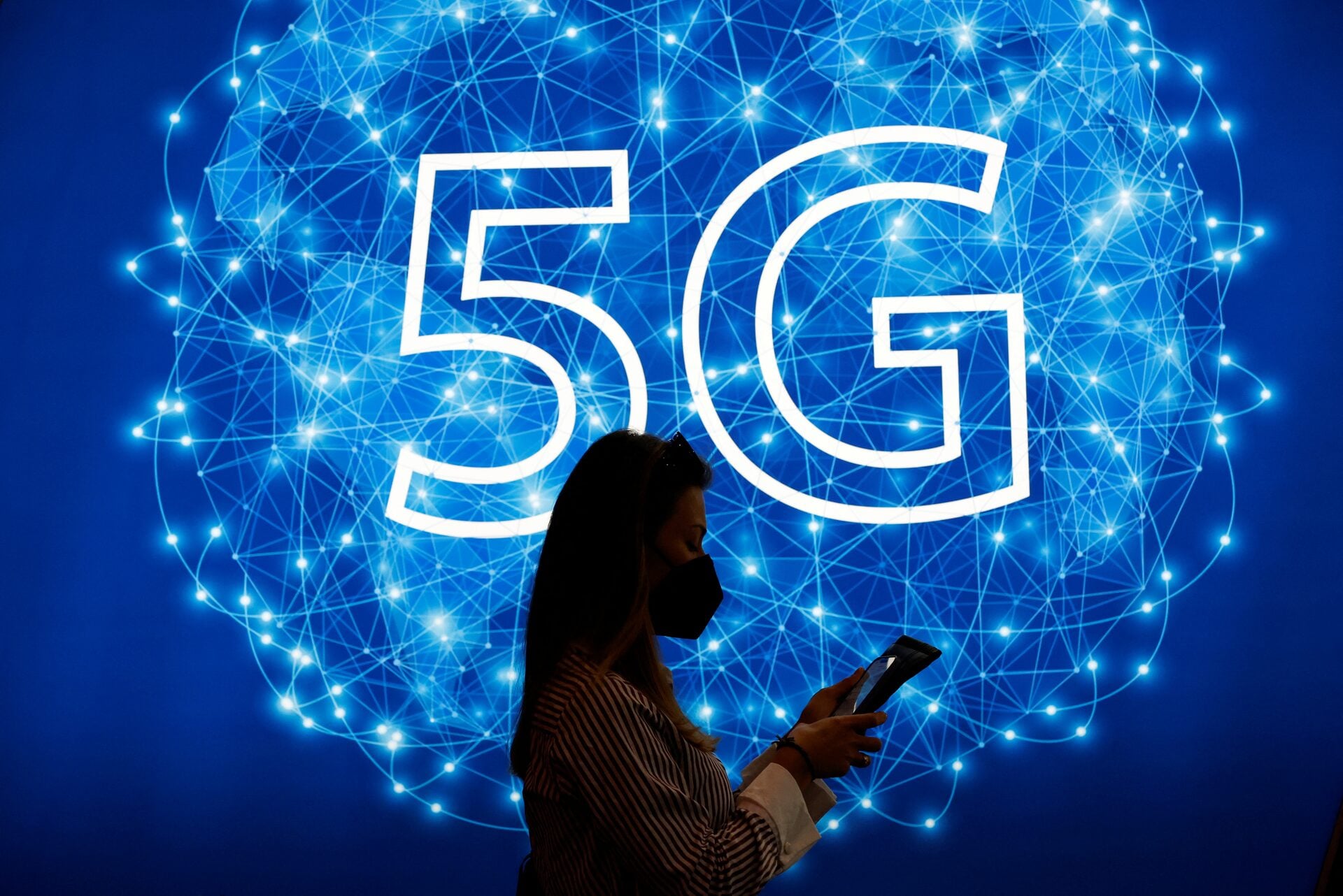 EU's slow 5G rollout weighs on mobile sector, industry