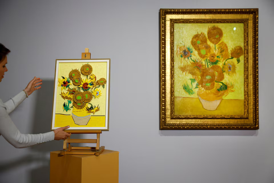 [8/15]Dutch Van Gogh Museum displays a LEGO brick version of Van Gogh's Sunflowers painting next to the original version of the painting, in Amsterdam, Netherlands, February 28, 2025. Photo: Reuters