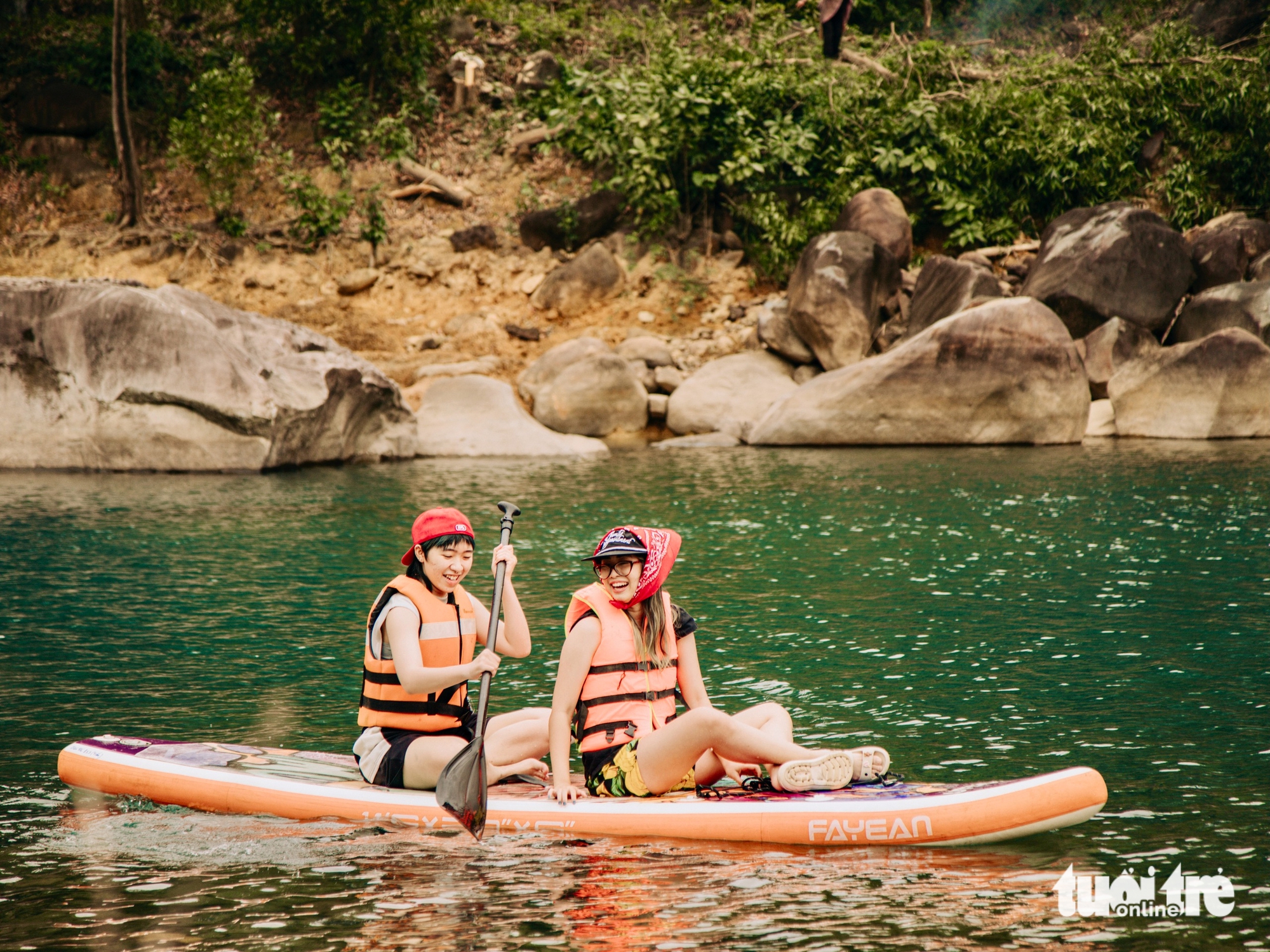 Tourists enjoy stand-up paddleboarding (SUP) at Phun Abyss in Hoa My Tay Commune, Tay Hoa District, Phu Yen Province, south-central Vietnam. Photo: Le Quy Tai