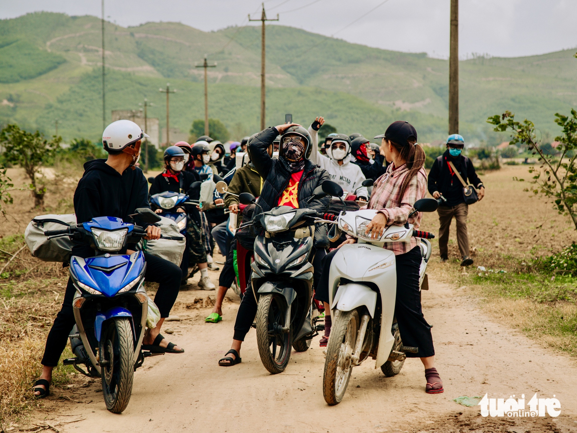 Tourists ride motorbikes to Phun Abyss in Hoa My Tay Commune, Tay Hoa District, Phu Yen Province, south-central Vietnam. Photo: Le Quy Tai