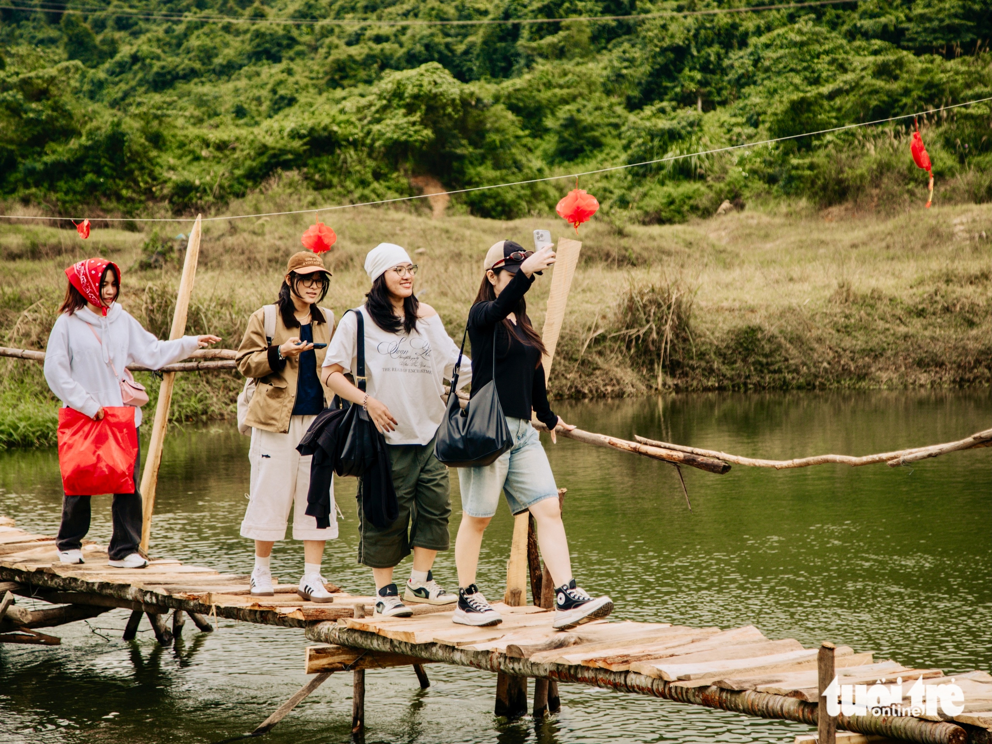 Tourists arrive at Phun Abyss in Hoa My Tay Commune, Tay Hoa District, Phu Yen Province, south-central Vietnam. Photo: Le Quy Tai