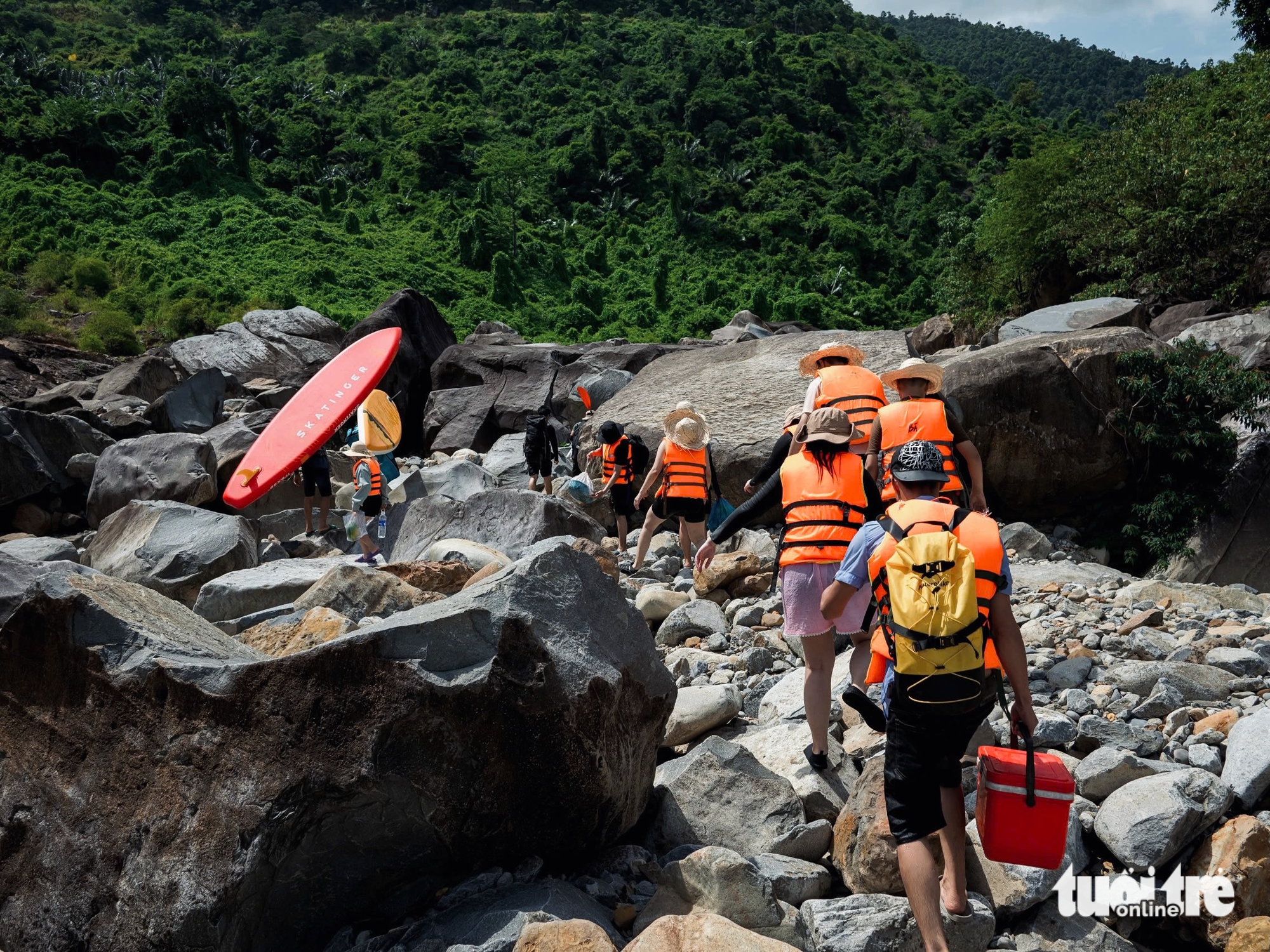 Tourists trek to Phun Abyss in Hoa My Tay Commune, Tay Hoa District, Phu Yen Province, south-xentral Vietnam. Photo: Le Quy Tai