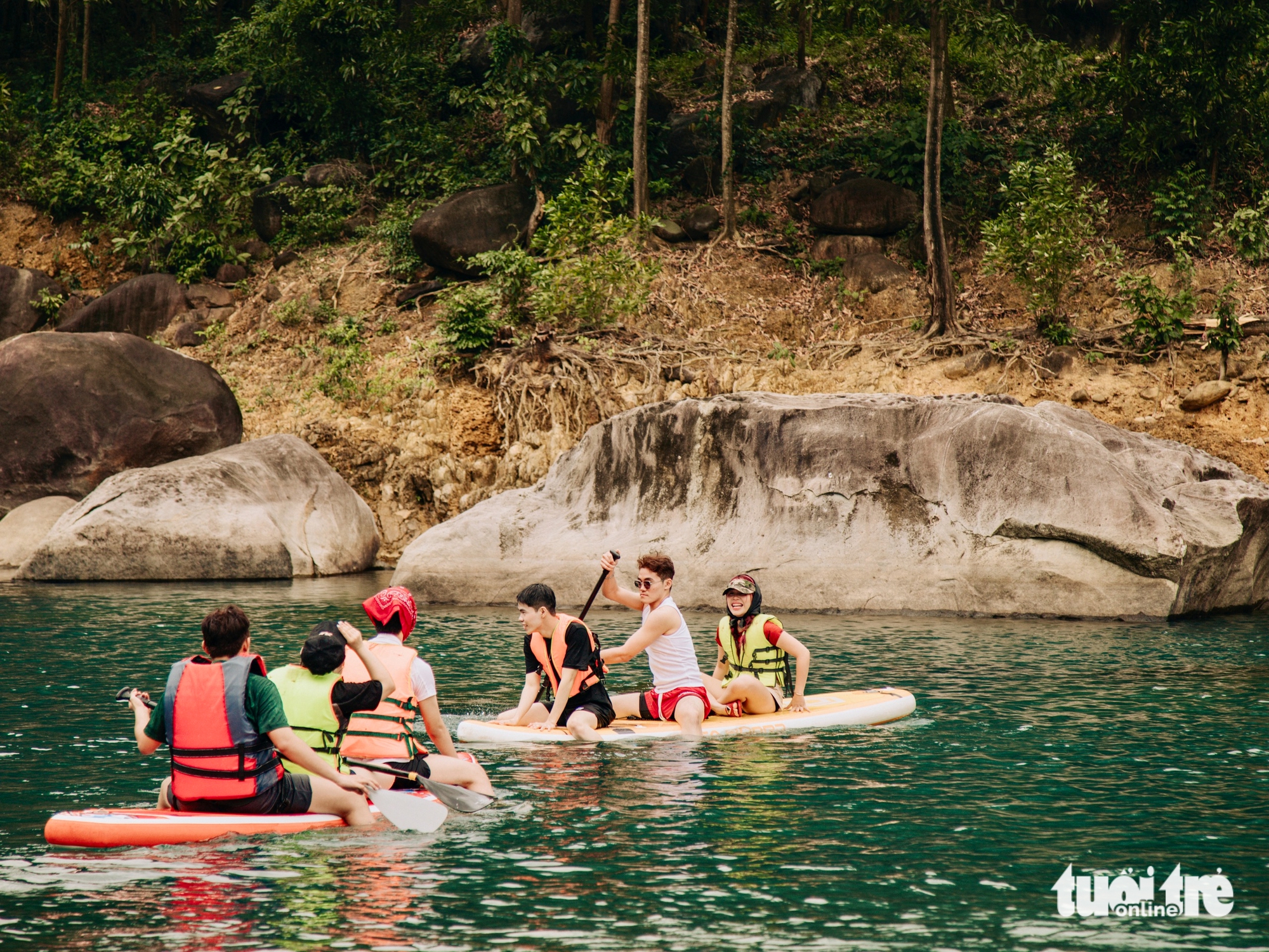 Tourists enjoy stand-up paddleboarding (SUP) at Phun Abyss in Hoa My Tay Commune, Tay Hoa District, Phu Yen Province, south-central Vietnam. Photo: Le Quy Tai