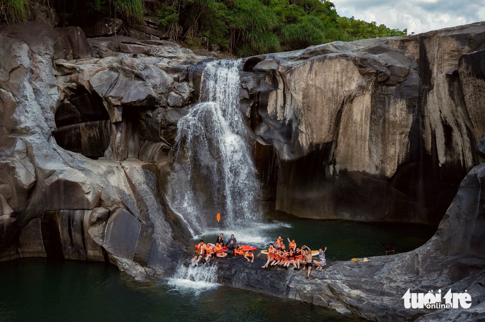 Tourists flock to Phu Yen’s abyss for stunning waterfall, natural infinity pool views