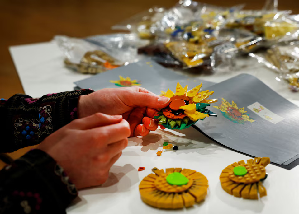 [15/15]LEGO Product Designer Stijn Oom puts bricks together to assemble a LEGO brick version of Van Gogh's Sunflowers painting at Van Gogh Museum in Amsterdam, Netherlands, February 28, 2025. Photo: Reuters