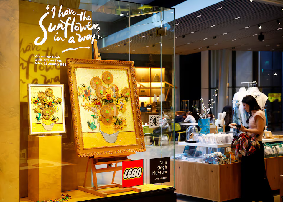 [11/15]LEGO brick versions of Van Gogh's Sunflowers painting are displayed at Dutch Van Gogh Museum in Amsterdam, Netherlands, February 28, 2025. Photo: Reuters