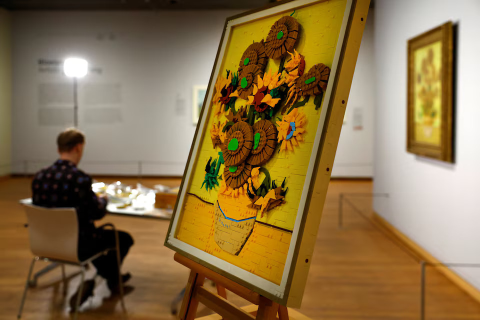 [10/15]LEGO Product Designer Stijn Oom puts bricks together to assemble a LEGO brick version of Van Gogh's Sunflowers painting at Van Gogh Museum in Amsterdam, Netherlands, February 28, 2025. Photo: Reuters