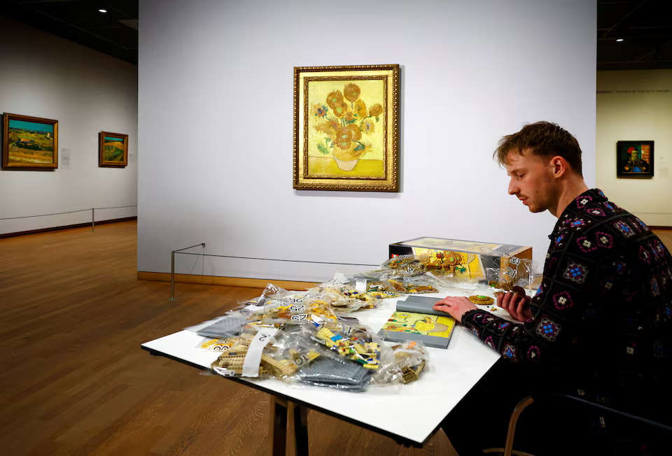 [9/15]LEGO Product Designer Stijn Oom puts bricks together to assemble a LEGO brick version of Van Gogh's Sunflowers painting at Van Gogh Museum in Amsterdam, Netherlands, February 28, 2025. Photo: Reuters