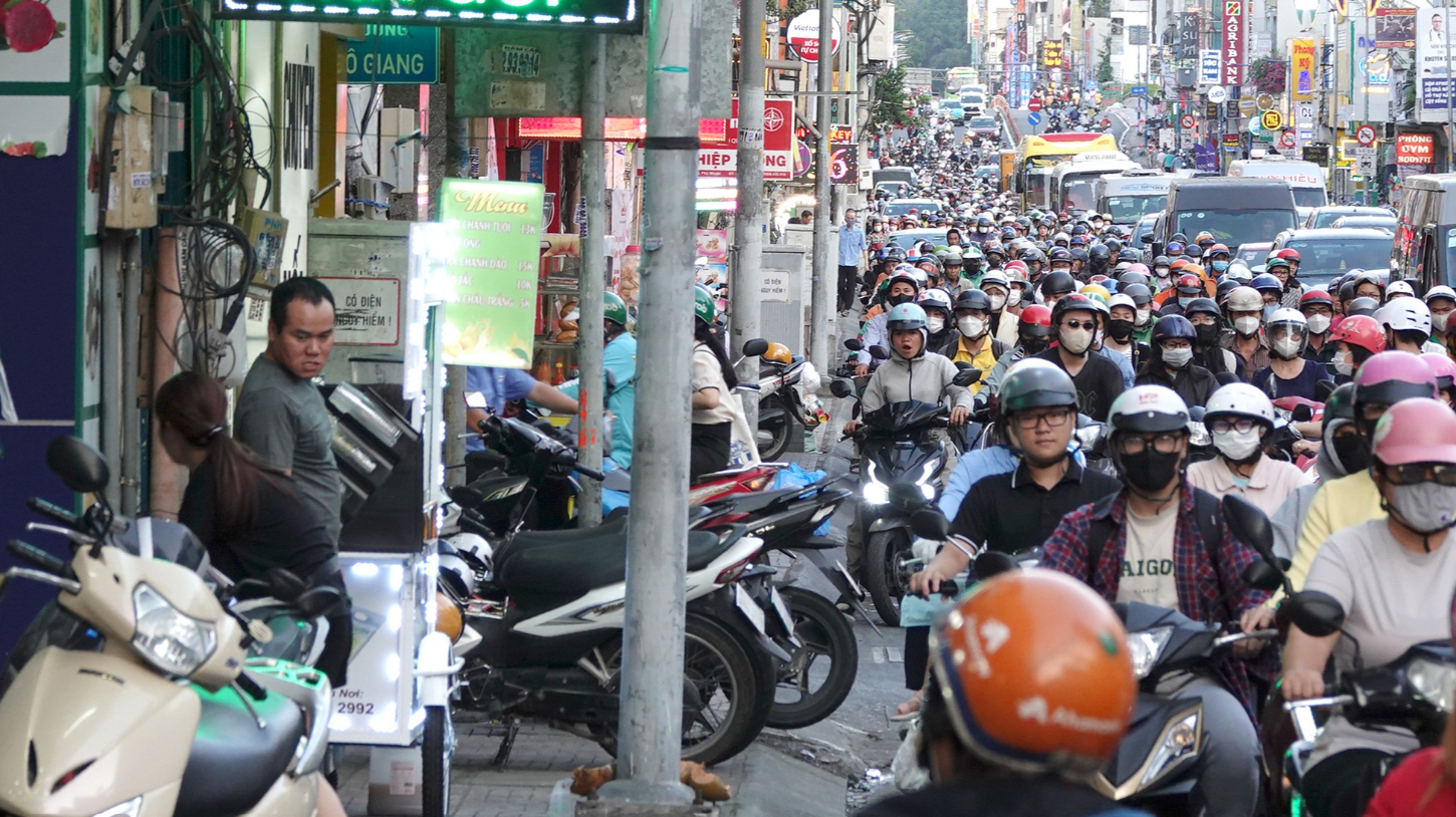 Stricter actions needed to combat sidewalk encroachment in Ho Chi Minh City