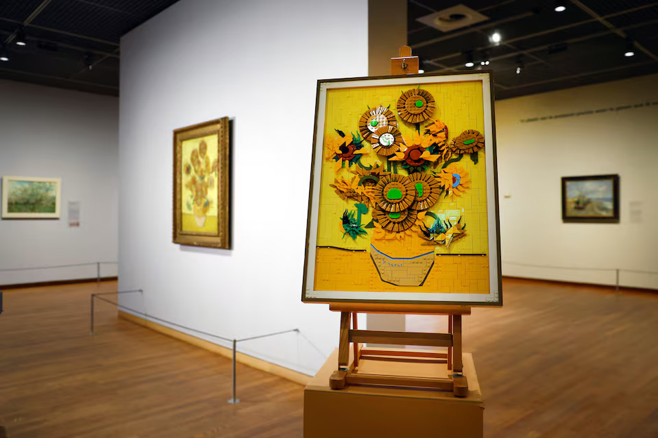 [13/15]Dutch Van Gogh Museum displays a LEGO brick version of Van Gogh's Sunflowers painting next to the original version in Amsterdam, Netherlands, February 28, 2025. Photo: Reuters