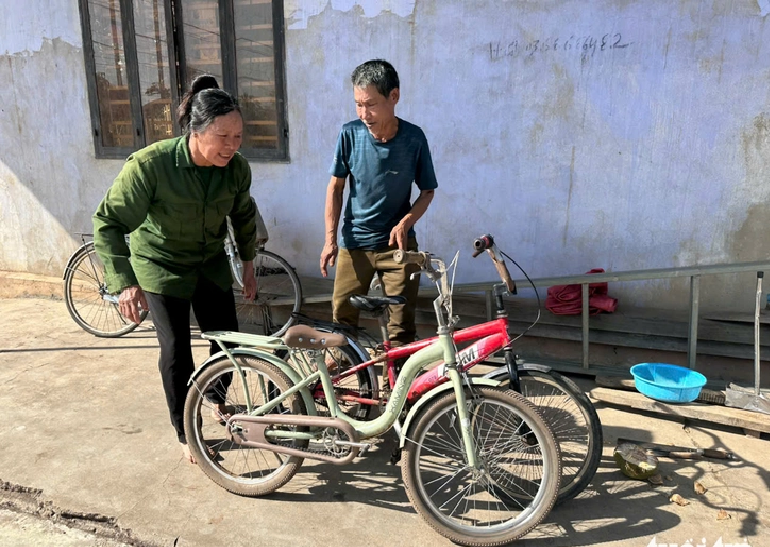 In Vietnam, 3 children ride bicycles for 50km to find father