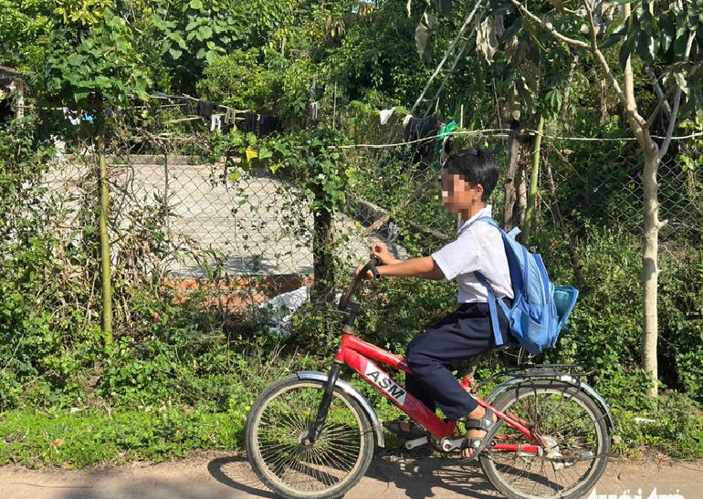 They rode bicycles to search for their father as they missed him. Photo: Tam An / Tuoi Tre