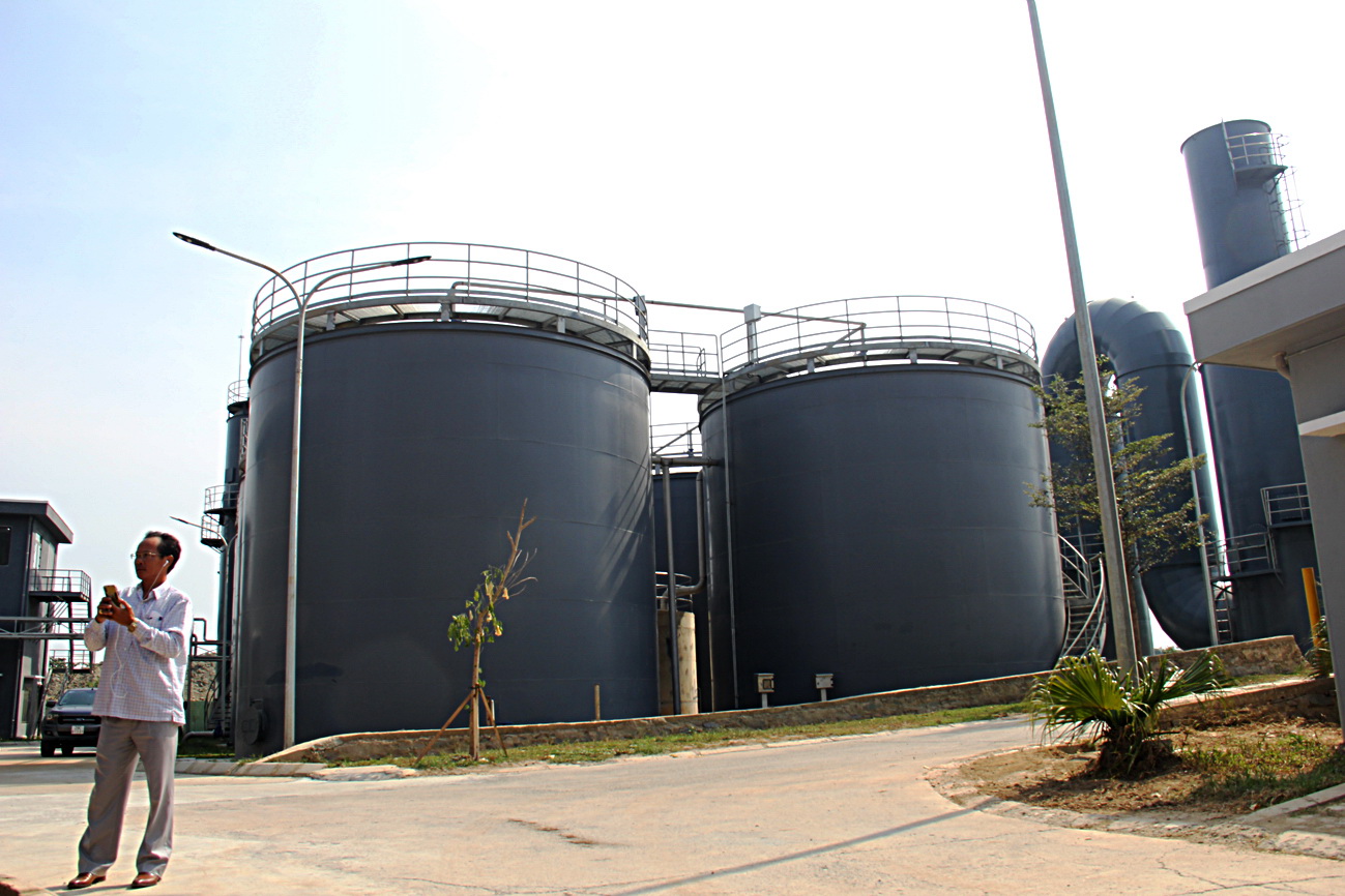 A leachate treatment project is underway at Khanh Son landfill in Lien Chieu District, Da Nang City, central Vietnam, pending the construction of waste treatment plants. Photo: Tr. Trung / Tuoi Tre