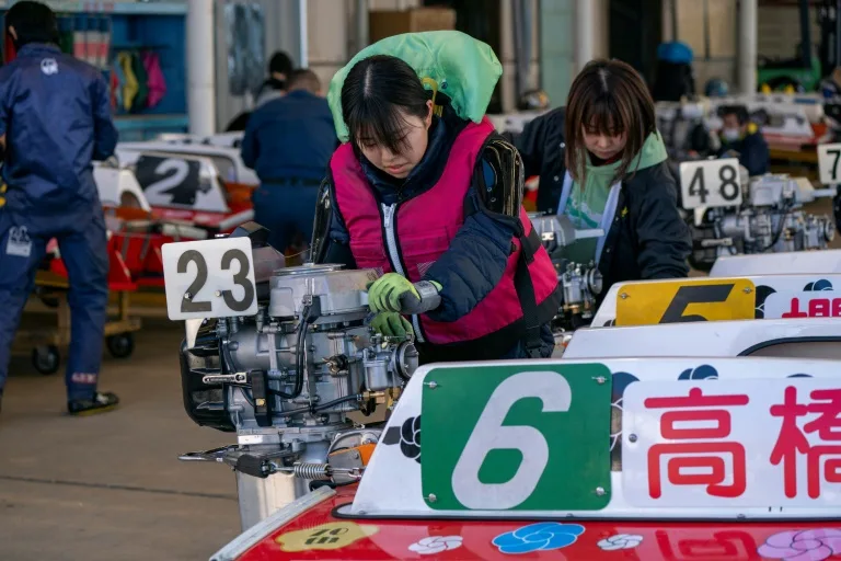 This photo taken on February 23, 2025 shows powerboat racer Suzuka Takahashi (C) preparing to launch before her race at Tokyo's Tamagawa boat course for the first day of a recent powerboating competition. Photo: AFP