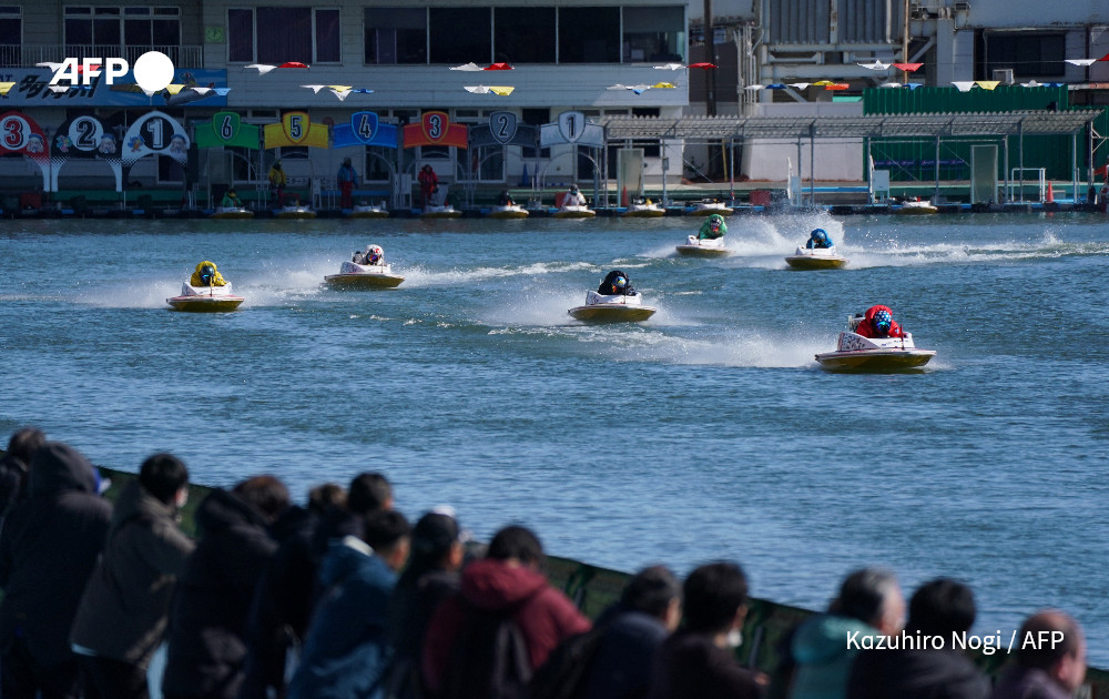 This photo taken on February 23, 2025 shows spectators watching a race at Tokyo's Tamagawa boat course for the first day of a recent powerboating competition. Photo: AFP