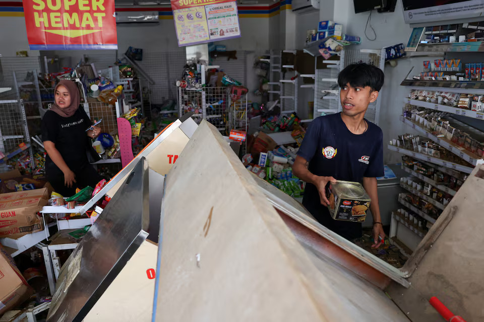 [6/10]Workers stand among the damaged market as floods hit the residential area following heavy rains in Bekasi, on the outskirts of Jakarta, Indonesia, March 4, 2025. Photo: Reuters