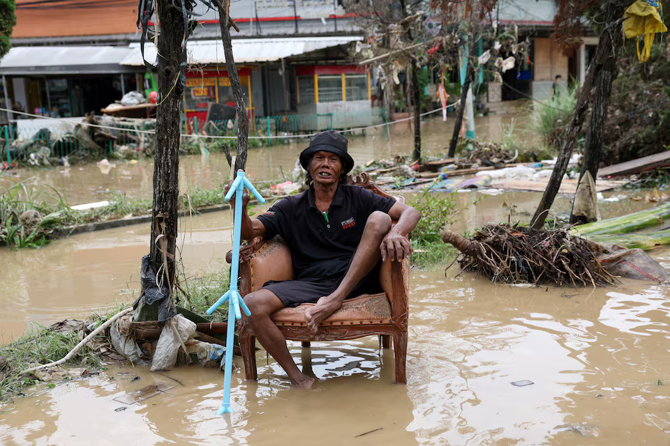 [10/10]A man sits on a chair as floods hit the residential area following heavy rains in Bekasi, on the outskirts of Jakarta, Indonesia, March 4, 2025. Photo: Reuters