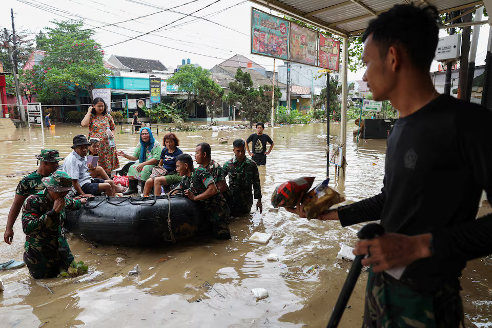 [2/10]Indonesian military officers evacuate residents as floods hit the residential area following heavy rains in Bekasi, on the outskirts of Jakarta, Indonesia, March 4, 2025. Photo: Reuters