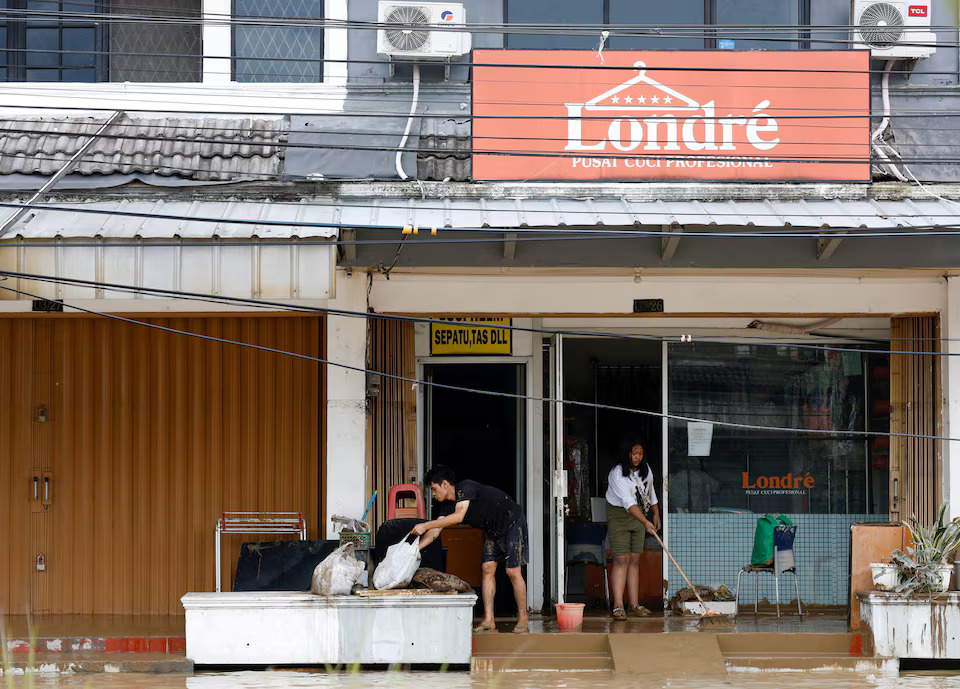 [8/10]People clean their shop from mud after floods hit the residential area following heavy rains in Bekasi, on the outskirts of Jakarta, Indonesia, March 4, 2025. Photo: Reuters